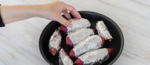 大きいものをフライパンの真ん中に置きます。