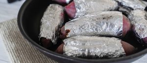 竹串や菜箸がスッと入り、芋を指で押したときに柔らかくなっていれば完成！