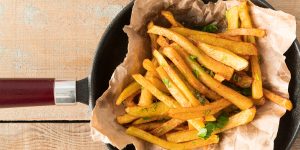 お待たせしました！ FUKUNOWA（フクノワ）より『新じゃが』の発送が開始となりました👍🏻✨ 今期の新じゃがも最高のデキですので、存分にご堪能ください♪ フクノワの新じゃがは市場で販売されることは殆どない「オホーツクチップ」という希少品種のじゃがいもです🙌 オホーツクチップはポテトチップスの材料として品集改良され誕生したジャガイモで、ホクホクして甘みがあり、油で揚げても変色しづらい品種です🥔 皮付きフライドポテトやコロッケなど、油を使った料理に抜群に合います！ じゃがバターや炒めものなど、どんな料理にも最高です👍🏻 宮崎県都城市の農家さんが土作りから販売まで、こだわって作った新じゃがです😊