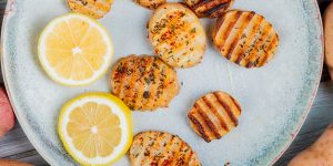 先週より、新鮮採れたて『新じゃが』の発送が開始となりました！ 今日もひとつひとつ丁寧に梱包してお届けいたします👍🏻✨ 今期の新じゃがも最高のデキですので、存分にご堪能ください♪ FUKUNOWA（フクノワ）の新じゃがは市場で販売されることは殆どない「オホーツクチップ」という希少品種のじゃがいもです🙌 オホーツクチップはポテトチップスの材料として品集改良され誕生したジャガイモで、ホクホクして甘みがあり、油で揚げても変色しづらい品種です🥔 皮付きフライドポテトやコロッケなど、油を使った料理に抜群に合います！ じゃがバターや炒めものなど、どんな料理にも最高です👍🏻 宮崎県都城市の農家さんが土作りから販売まで、こだわって作った新じゃがです😊 期間限定販売すので、お早目のご購入をおすすめしています🛒