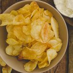 新鮮獲れたての『新じゃが』をお送りしますので、来週中には販売終了となります🙌 超・期間限定販売ですのでお急ぎください👍🏻✨ 今なら増量キャンペーン中です😊 今期の新じゃがも最高のデキですので、存分にご堪能ください♪ FUKUNOWA(フクノワ)の新じゃがは市場で販売されることは殆どない「オホーツクチップ」という希少品種のじゃがいもです🙌 オホーツクチップはポテトチップスの材料として品集改良され誕生したジャガイモで、ホクホクして甘みがあり、油で揚げても変色しづらい品種です🥔 皮付きフライドポテトやコロッケなど、油を使った料理に抜群に合います! じゃがバターや炒めものなど、どんな料理にも最高です👍🏻 宮崎県都城市の農家さんが土作りから販売まで、こだわって作った新じゃがです😊 期間限定販売すので、お早目のご購入をおすすめしています🛒 また、在庫がなくなり次第、販売終了となりますのでご了承ください。