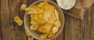 新鮮獲れたての『新じゃが』をお送りしますので、来週中には販売終了となります🙌 超・期間限定販売ですのでお急ぎください👍🏻✨ 今なら増量キャンペーン中です😊 今期の新じゃがも最高のデキですので、存分にご堪能ください♪ FUKUNOWA（フクノワ）の新じゃがは市場で販売されることは殆どない「オホーツクチップ」という希少品種のじゃがいもです🙌 オホーツクチップはポテトチップスの材料として品集改良され誕生したジャガイモで、ホクホクして甘みがあり、油で揚げても変色しづらい品種です🥔 皮付きフライドポテトやコロッケなど、油を使った料理に抜群に合います！ じゃがバターや炒めものなど、どんな料理にも最高です👍🏻 宮崎県都城市の農家さんが土作りから販売まで、こだわって作った新じゃがです😊 期間限定販売すので、お早目のご購入をおすすめしています🛒 また、在庫がなくなり次第、販売終了となりますのでご了承ください。