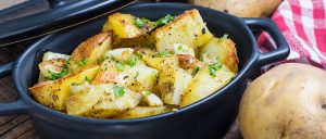 新鮮獲れたての『新じゃが』を販売中です🙌 . 超・期間限定販売ですのでお急ぎください👍🏻✨ 今なら増量キャンペーン開催してます😊 . 今期の新じゃがも最高のデキですので、存分にご堪能ください♪ . FUKUNOWA（フクノワ）の新じゃがは市場で販売されることは殆どない「オホーツクチップ」という希少品種のじゃがいもです🙌 . オホーツクチップはポテトチップスの材料として品集改良され誕生したジャガイモで、ホクホクして甘みがあり、油で揚げても変色しづらい品種です🥔 . 皮付きフライドポテトやコロッケなど、油を使った料理に抜群に合います！ じゃがバターや炒めものなど、どんな料理にも最高です👍🏻 . 宮崎県都城市の農家さんが土作りから販売まで、こだわって作った新じゃがです😊 . 期間限定販売すので、お早目のご購入をおすすめしています🛒 また、在庫がなくなり次第、販売終了となりますのでご了承ください。