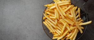 新鮮獲れたての『新じゃが』を販売中です🙌 . 超・期間限定販売ですのでお急ぎください👍🏻✨ 今なら増量キャンペーン開催してます😊 . 今期の新じゃがも最高のデキですので、存分にご堪能ください♪ . FUKUNOWA（フクノワ）の新じゃがは市場で販売されることは殆どない「オホーツクチップ」という希少品種のじゃがいもです🙌 . オホーツクチップはポテトチップスの材料として品集改良され誕生したジャガイモで、ホクホクして甘みがあり、油で揚げても変色しづらい品種です🥔 . 皮付きフライドポテトやコロッケなど、油を使った料理に抜群に合います！ じゃがバターや炒めものなど、どんな料理にも最高です👍🏻 . 宮崎県都城市の農家さんが土作りから販売まで、こだわって作った新じゃがです😊 . 期間限定販売すので、お早目のご購入をおすすめしています🛒 また、在庫がなくなり次第、販売終了となりますのでご了承ください。